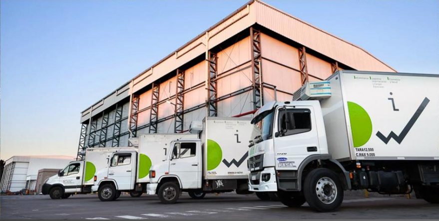 Camiones refrigerados de iFLOW frente a la nave de distribución